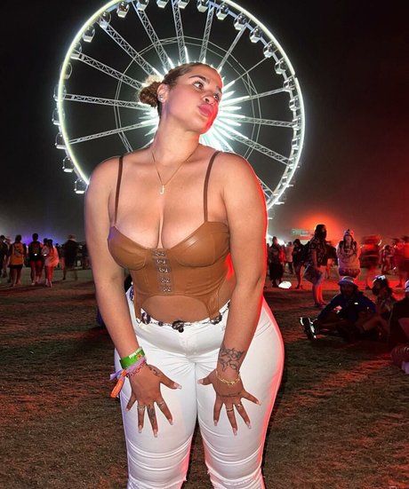 Naakte gelekte OnlyFans-foto van Janaevic