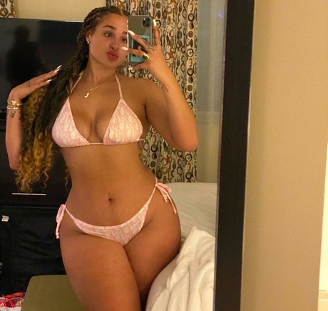 Naakte gelekte OnlyFans-foto van Janaevic