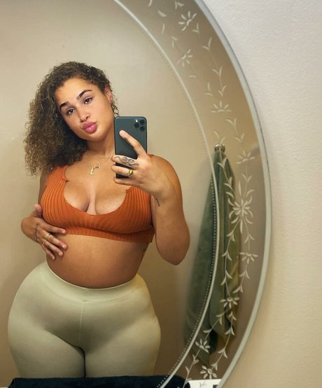 Naakte gelekte OnlyFans-foto van Janaevic