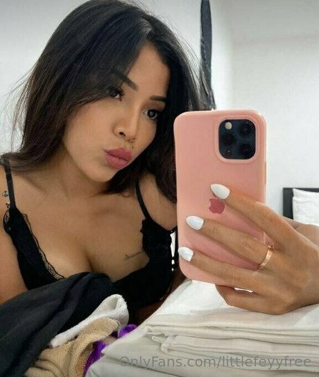 Naakte gelekte OnlyFans-foto van Littlefeyyfree