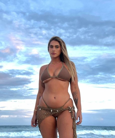 Naakte gelekte OnlyFans-foto van Ariella Nyssa