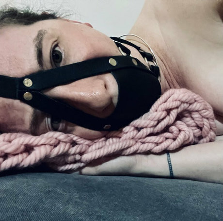 Naakte gelekte OnlyFans-foto van Aussiebondagegirl