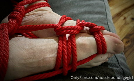 Naakte gelekte OnlyFans-foto van Aussiebondagegirl
