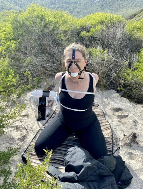 Naakte gelekte OnlyFans-foto van Aussiebondagegirl