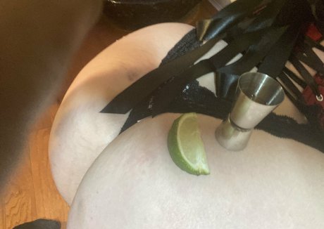 Naakte gelekte OnlyFans-foto van Supergummiegirlycami