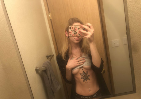 Naakte gelekte OnlyFans-foto van Lovableliv