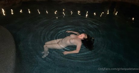 Naakte gelekte OnlyFans-foto van Girlwspadetatoo