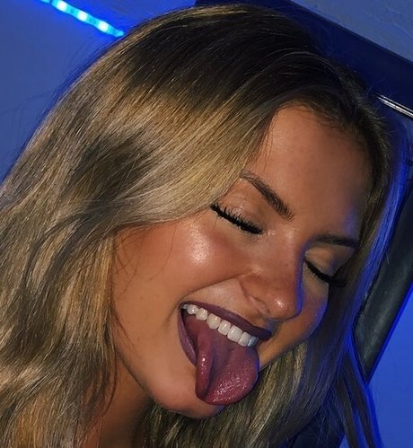 Naakte gelekte OnlyFans-foto van Mackinzee Hill