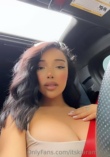Naakte gelekte OnlyFans-foto van Kiara Marie