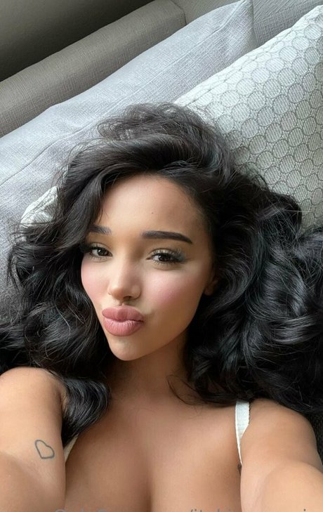 Naakte gelekte OnlyFans-foto van Kiara Marie