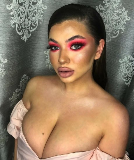 Naakte gelekte OnlyFans-foto van Roxana Elena