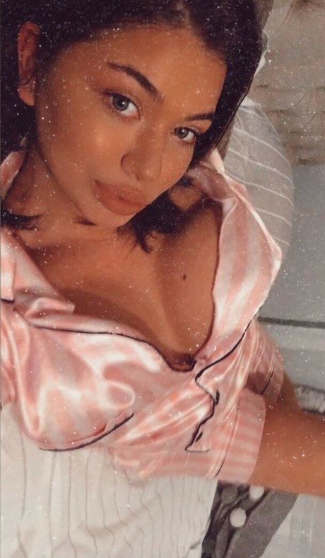 Naakte gelekte OnlyFans-foto van Roxana Elena