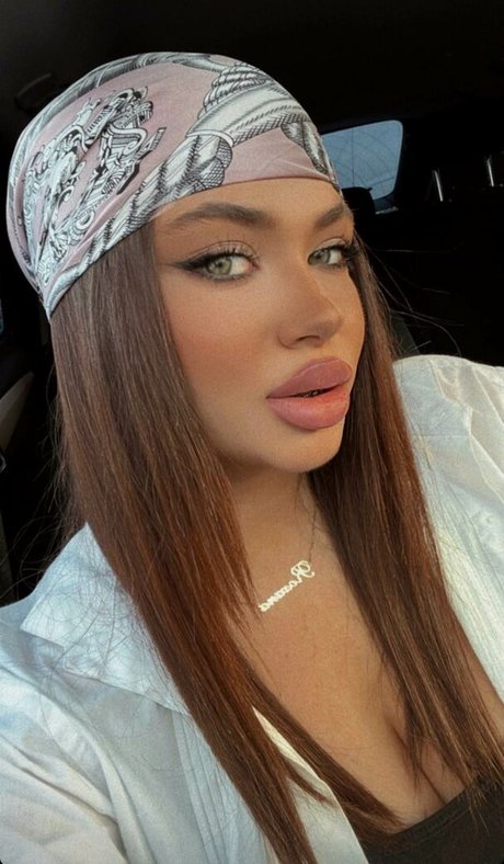 Naakte gelekte OnlyFans-foto van Roxana Elena