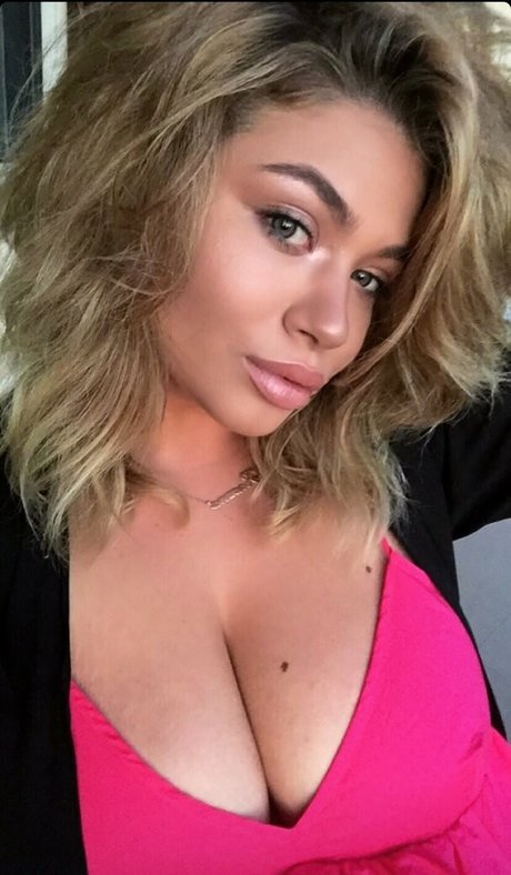 Naakte gelekte OnlyFans-foto van Roxana Elena