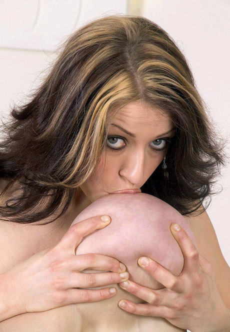 Naakte gelekte OnlyFans-foto van Merilyn Sakova