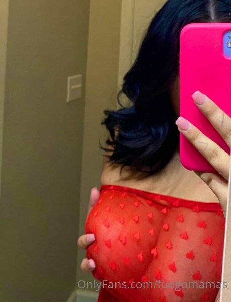 Naakte gelekte OnlyFans-foto van Fuegomamas
