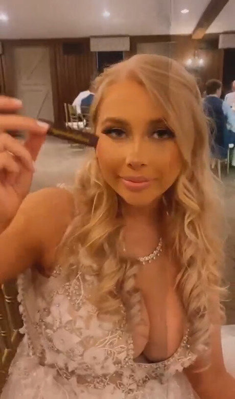 Naakte gelekte OnlyFans-foto van Rhiannon C