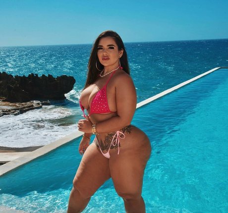 Naakte gelekte OnlyFans-foto van Victorya Addad