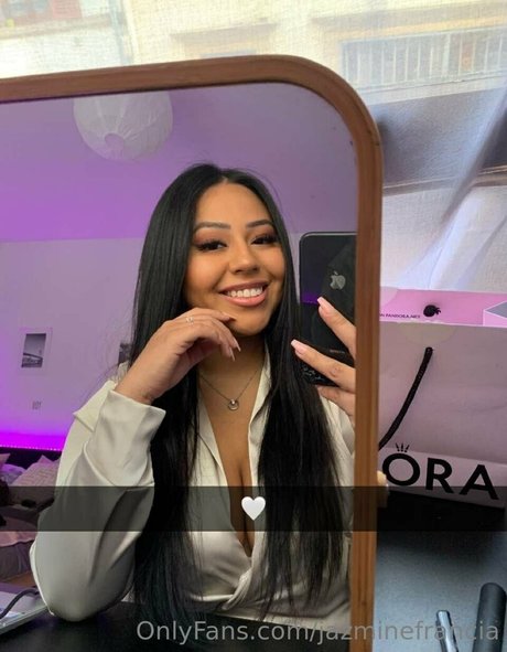 Naakte gelekte OnlyFans-foto van Jazminefrancia
