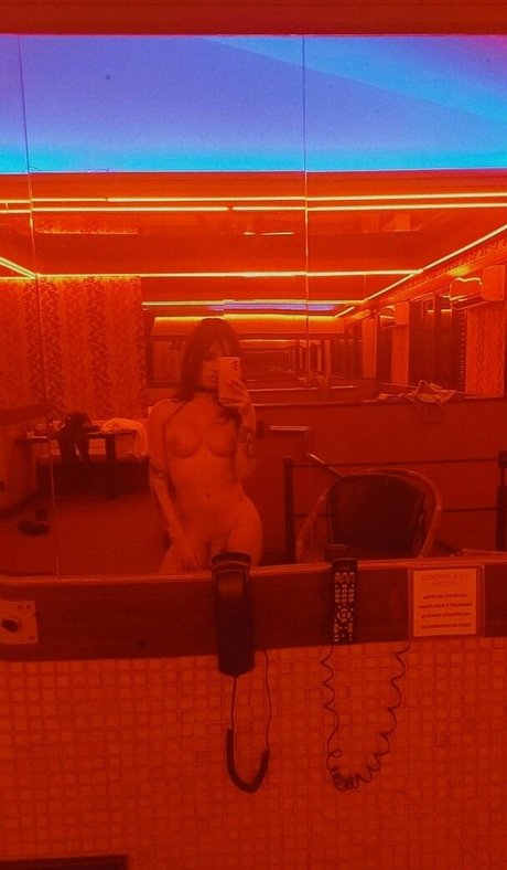 Naakte gelekte OnlyFans-foto van Vicresende