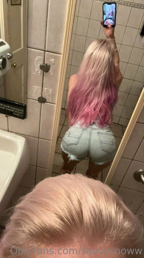 Naakte gelekte OnlyFans-foto van Savvysnoww