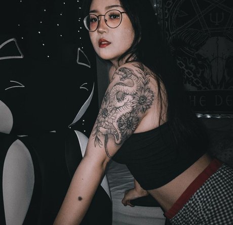 Naakte gelekte OnlyFans-foto van Akemyni