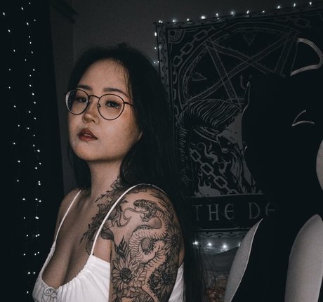 Naakte gelekte OnlyFans-foto van Akemyni