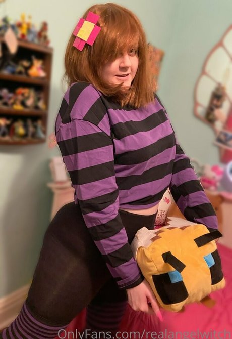 Naakte gelekte OnlyFans-foto van Realangelwitch