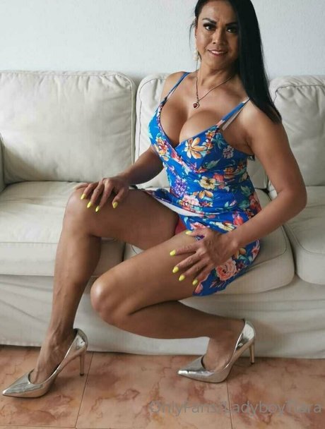 Naakte gelekte OnlyFans-foto van Ladyboytiara