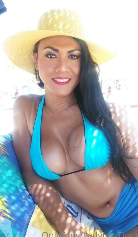 Naakte gelekte OnlyFans-foto van Ladyboytiara