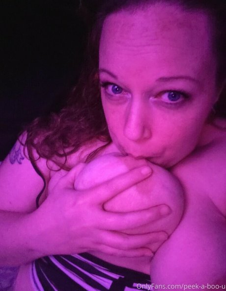 Naakte gelekte OnlyFans-foto van Peekaboou