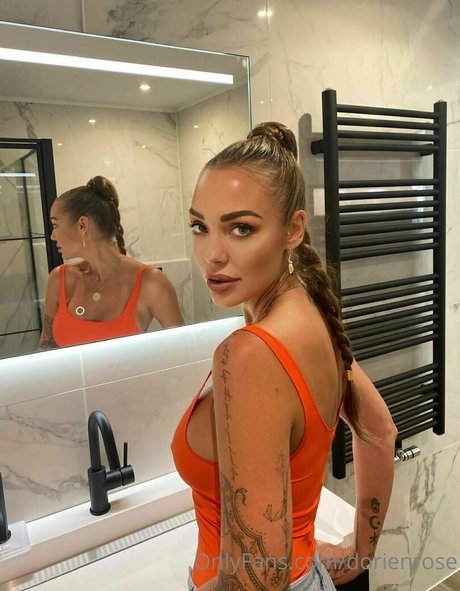 Naakte gelekte OnlyFans-foto van Dorienrose