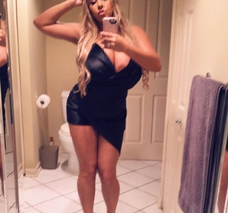 Naakte gelekte OnlyFans-foto van Andrea Marie