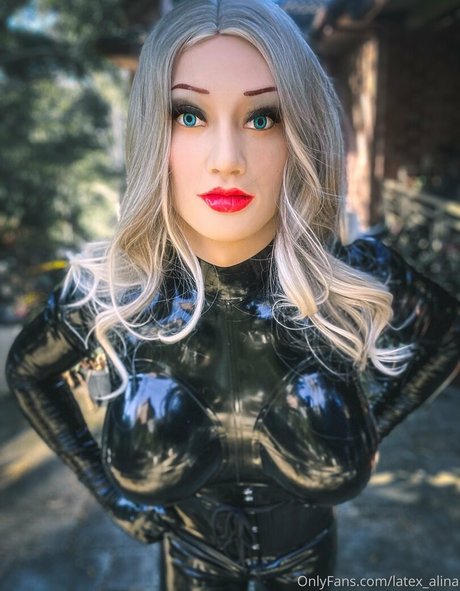 Naakte gelekte OnlyFans-foto van Latexalina