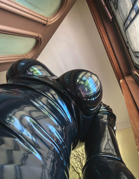 Naakte gelekte OnlyFans-foto van Latexalina