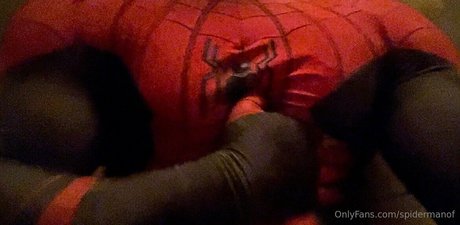 Naakte gelekte OnlyFans-foto van Spidermanof