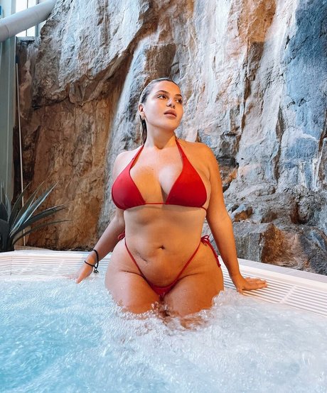 Naakte gelekte OnlyFans-foto van Perusamma