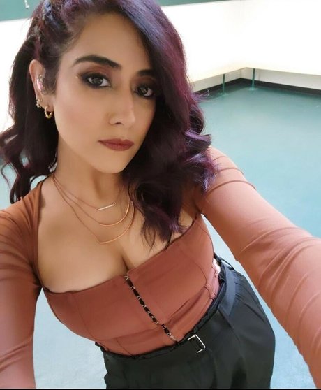 Naakte gelekte OnlyFans-foto van Jonita Gandhi