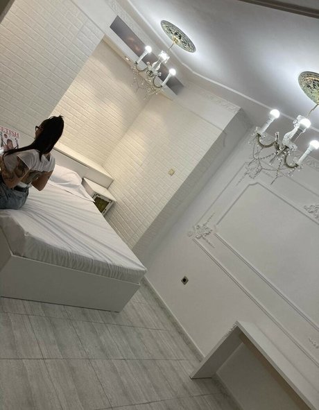 Naakte gelekte OnlyFans-foto van Emona