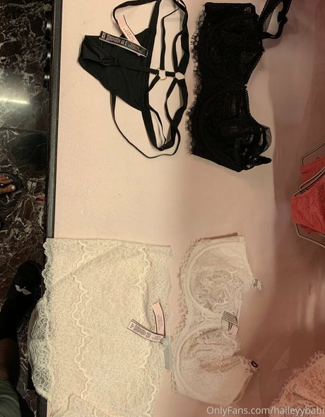 Naakte gelekte OnlyFans-foto van Haileybabi