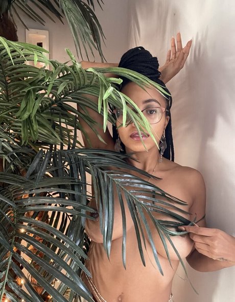 Naakte gelekte OnlyFans-foto van Anyaivy