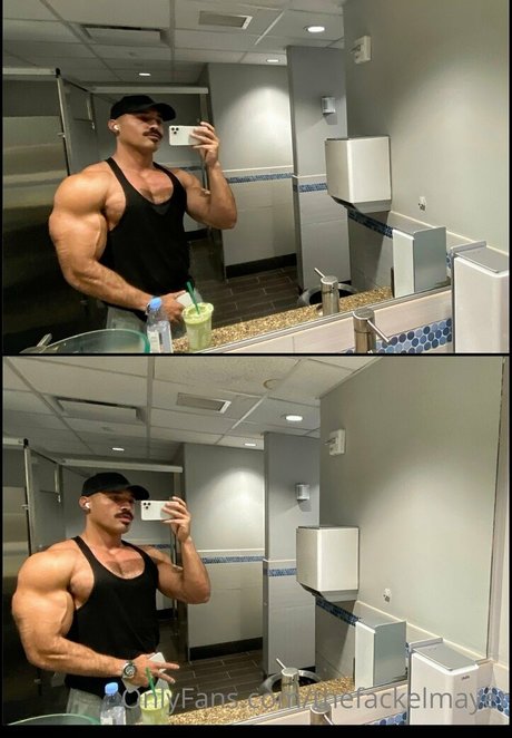 Naakte gelekte OnlyFans-foto van Thefackelmayer