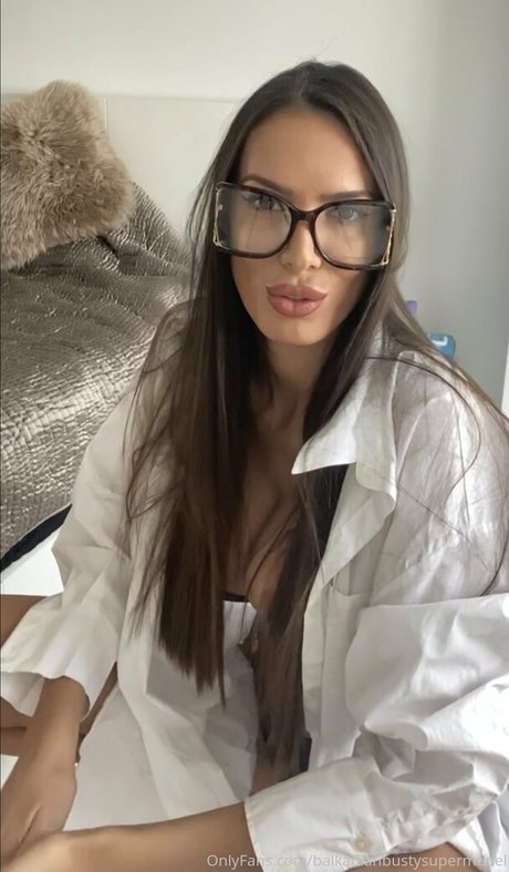 Naakte gelekte OnlyFans-foto van Balkanianbustysupermodel