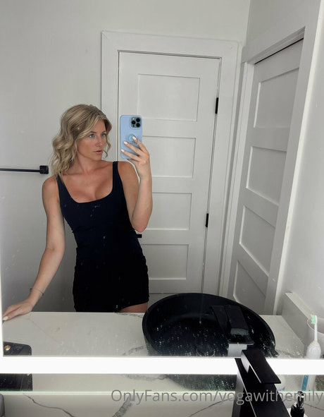 Naakte gelekte OnlyFans-foto van Yogawithemily