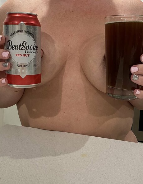 Naakte gelekte OnlyFans-foto van Boobsbeer
