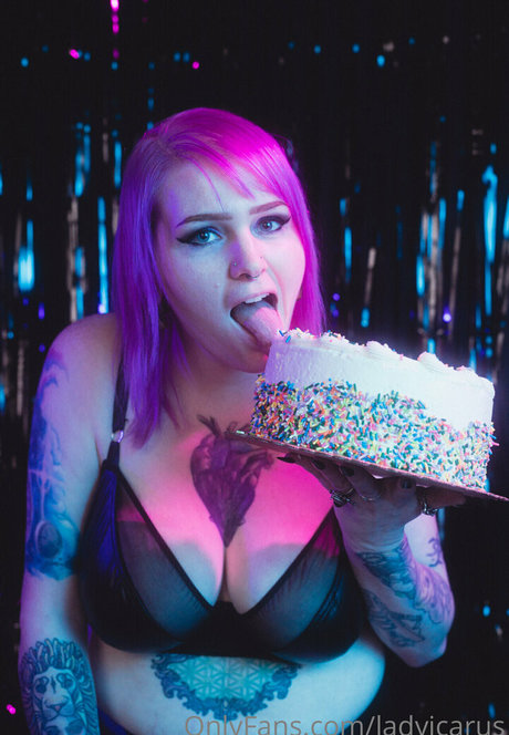 Naakte gelekte OnlyFans-foto van Ladyicarus