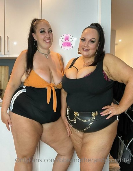 Naakte gelekte OnlyFans-foto van Bbwmotheranddaughter