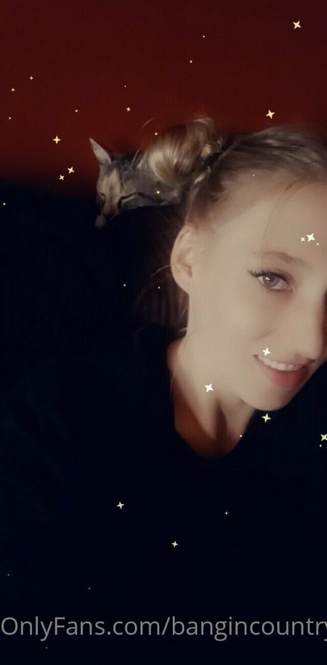 Naakte gelekte OnlyFans-foto van Bangincountrygal