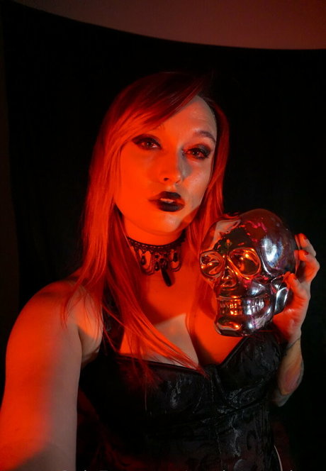 Naakte gelekte OnlyFans-foto van Madammedusa