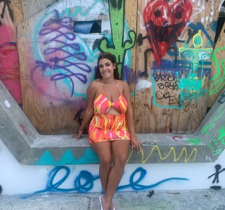 Naakte gelekte OnlyFans-foto van Lizzy Rae